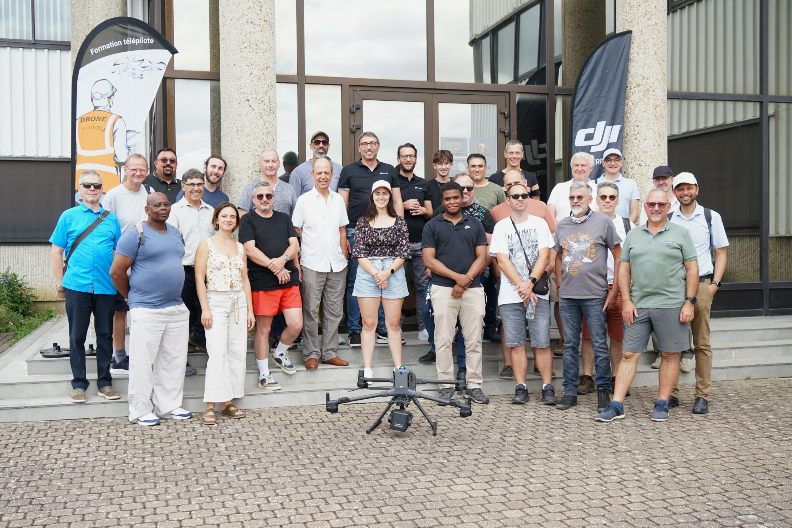 Télépilotes professionnels lors de la journée annuelle de maintien des compétences à l'aéroport de Melun-Villaroche