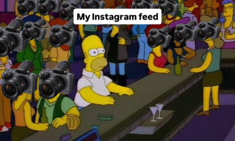 Mème humoristique illustrant un feed Instagram envahi par les annonces de la Sony FX5