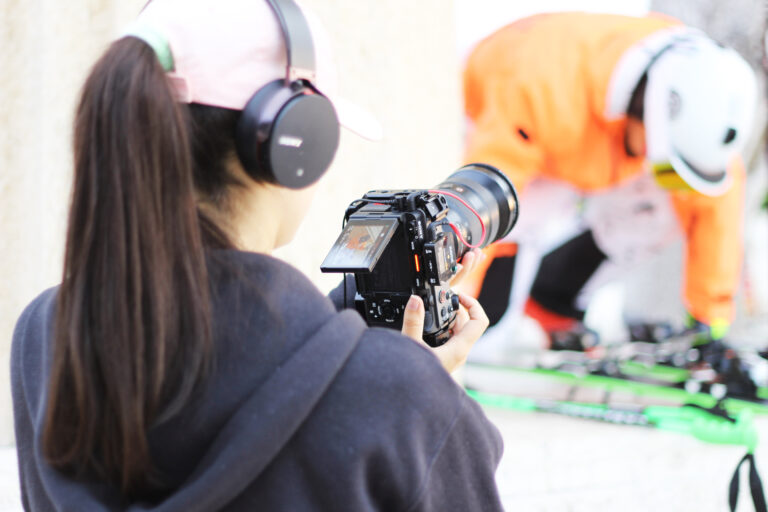 Joana Zozime, vidéaste professionnelle, filme au Sony FX3 en format vertical