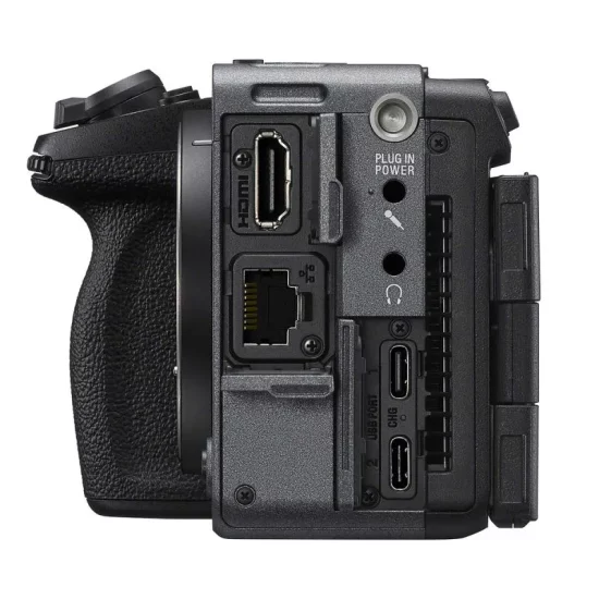 Sony FX5, caméra cinéma compacte avec prises mini-jack et casque en façade et port Ethernet